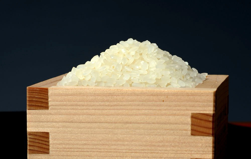 お米の一粒一粒を味・水分・成熟度・色つやまで測定器で選別します